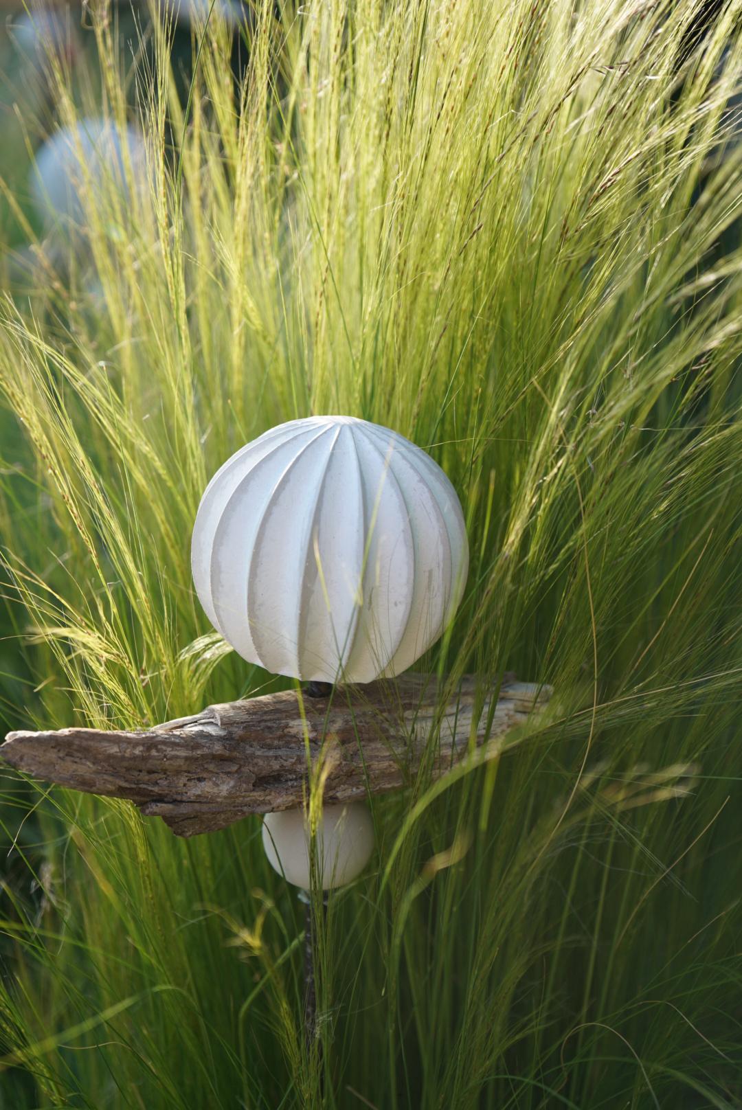 gemusterte Deko Kugel, Beton Kugel, Gartendeko, Kugel für den Garten MIT Holzstück und kleiner Kugel, Gartenstecker, shabby, hygge