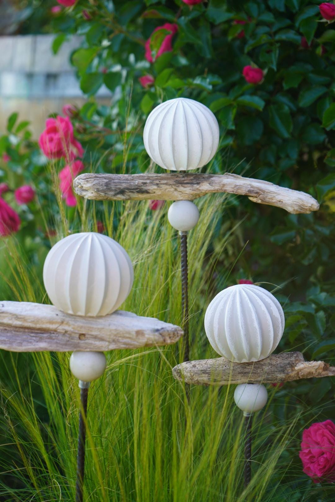 gemusterte Deko Kugel, Beton Kugel, Gartendeko, Kugel für den Garten MIT Holzstück und kleiner Kugel, Gartenstecker, shabby, hygge