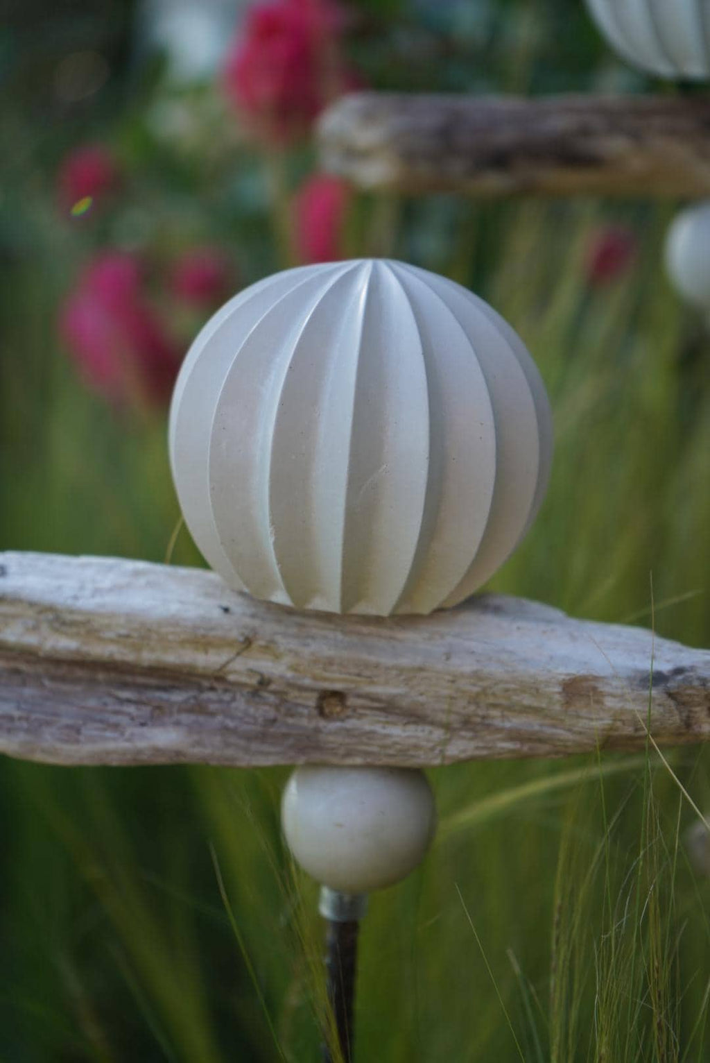 gemusterte Deko Kugel, Beton Kugel, Gartendeko, Kugel für den Garten MIT Holzstück und kleiner Kugel, Gartenstecker, shabby, hygge