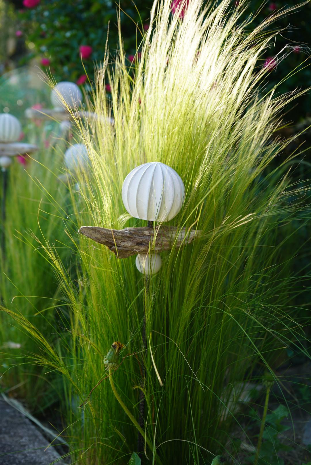 gemusterte Deko Kugel, Beton Kugel, Gartendeko, Kugel für den Garten MIT Holzstück und kleiner Kugel, Gartenstecker, shabby, hygge