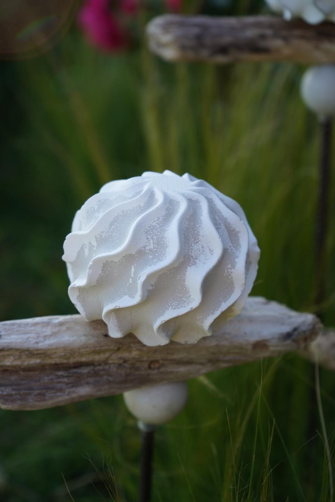 gemusterte Deko Kugel, Beton Kugel, Gartendeko, Kugel für den Garten MIT Holzstück und kleiner Kugel, Gartenstecker, shabby, hygge