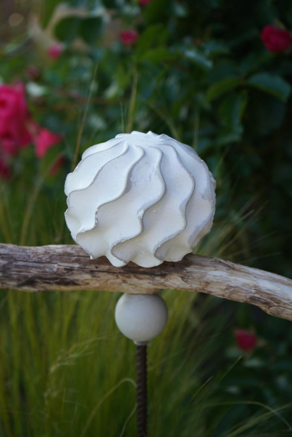 gemusterte Deko Kugel, Beton Kugel, Gartendeko, Kugel für den Garten MIT Holzstück und kleiner Kugel, Gartenstecker, shabby, hygge