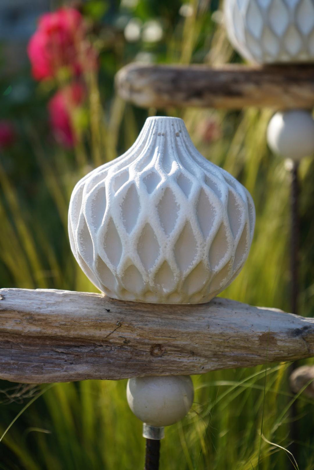 gemusterte Deko Kugel, Beton Kugel, Gartendeko, Kugel für den Garten MIT Holzstück und kleiner Kugel, Gartenstecker, shabby, hygge