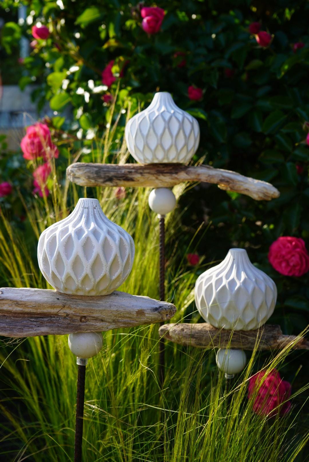 gemusterte Deko Kugel, Beton Kugel, Gartendeko, Kugel für den Garten MIT Holzstück und kleiner Kugel, Gartenstecker, shabby, hygge