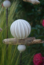gemusterte Deko Kugel, Beton Kugel, Gartendeko, Kugel für den Garten MIT Holzstück und kleiner Kugel, Gartenstecker, shabby, hygge