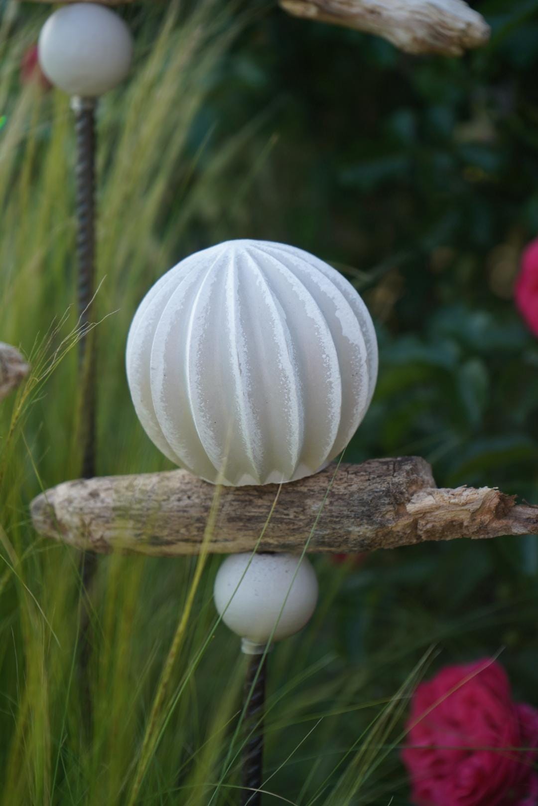 gemusterte Deko Kugel, Beton Kugel, Gartendeko, Kugel für den Garten MIT Holzstück und kleiner Kugel, Gartenstecker, shabby, hygge