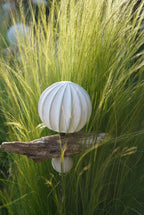 gemusterte Deko Kugel, Beton Kugel, Gartendeko, Kugel für den Garten MIT Holzstück und kleiner Kugel, Gartenstecker, shabby, hygge