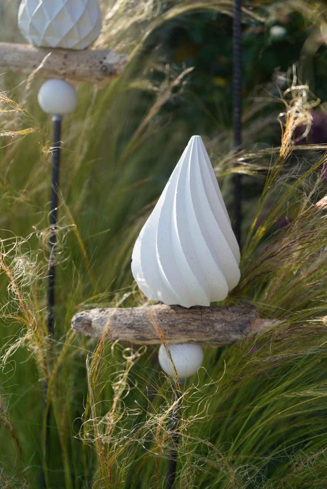 gemusterte Deko Spitze, Beton Kegel, Gartendeko, Kegel für den Garten MIT Holzstück, Gartenstecker, 100028
