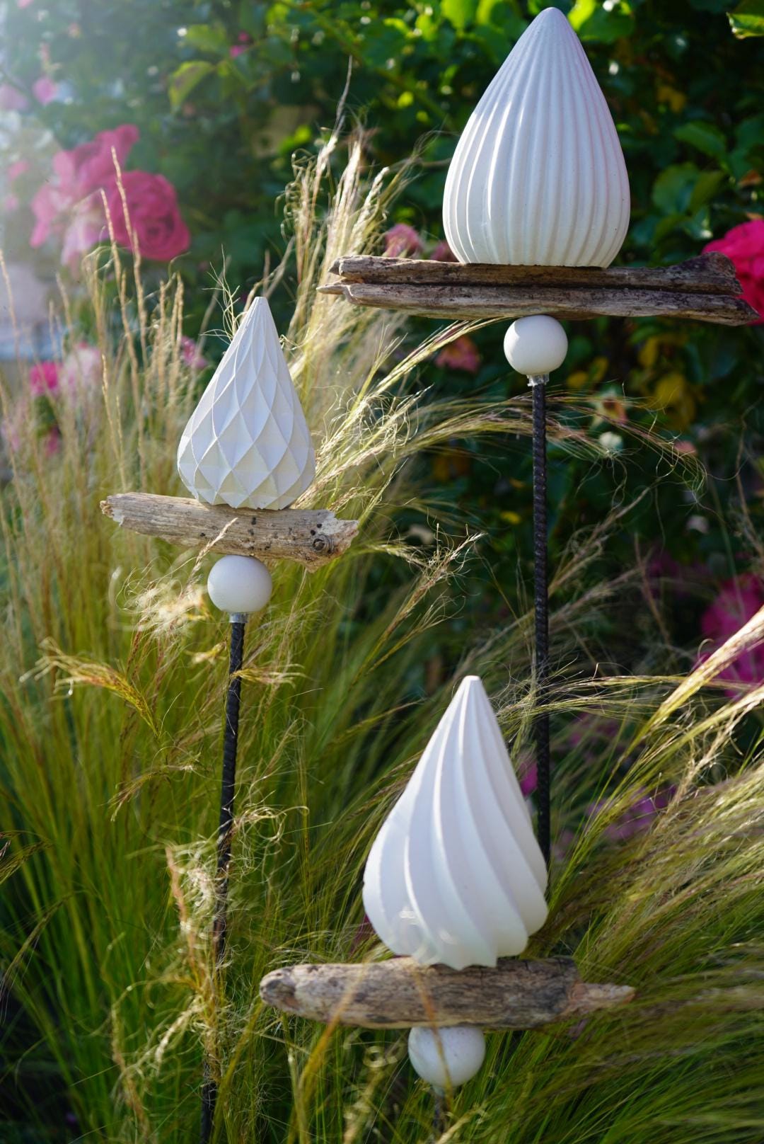 gemusterte Deko Spitze, Beton Kegel, Gartendeko, Kegel für den Garten MIT Holzstück, Gartenstecker, 100028