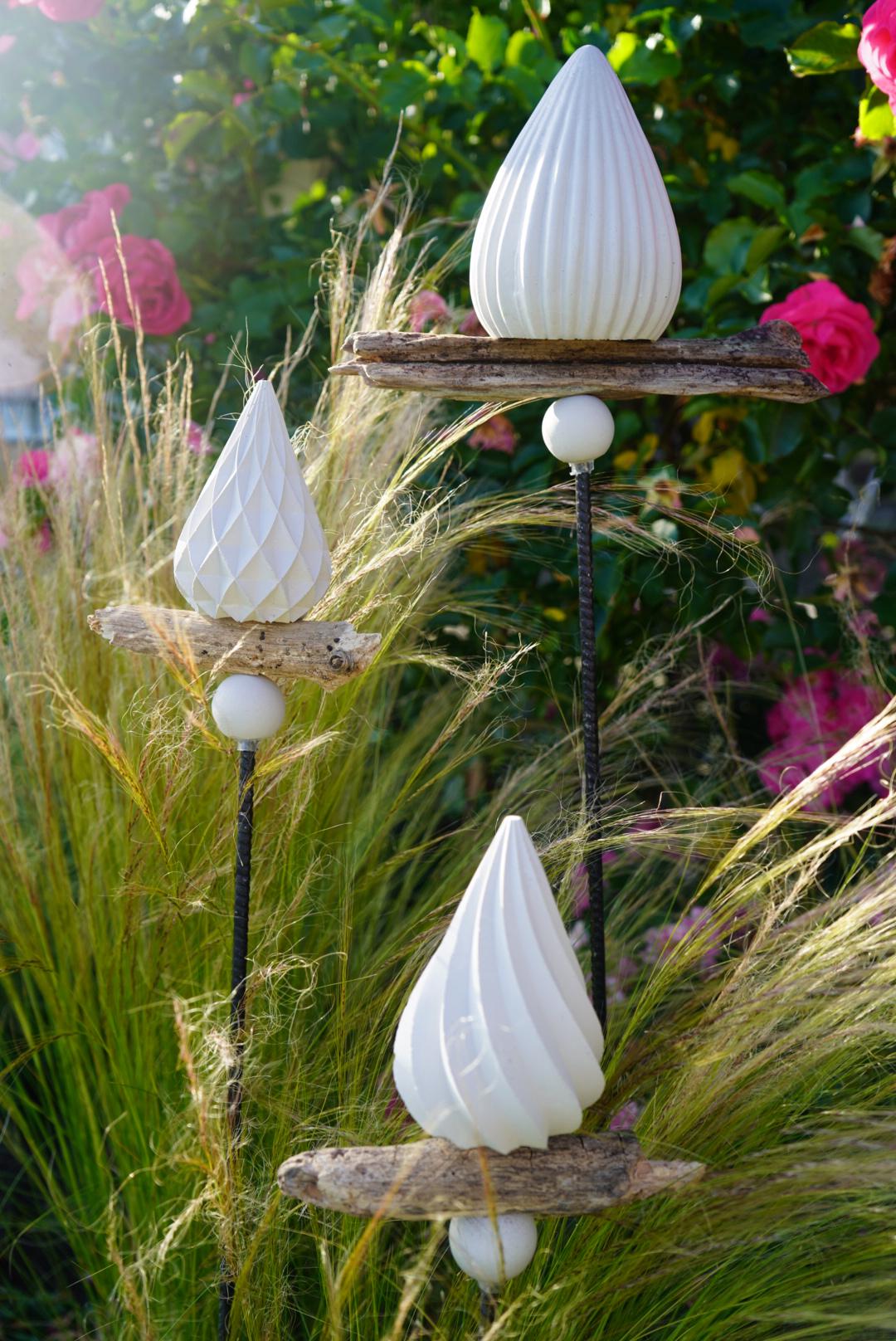 gemusterte Deko Spitze, Beton Kegel, Gartendeko, Kegel für den Garten MIT Holzstück, Gartenstecker, 100028
