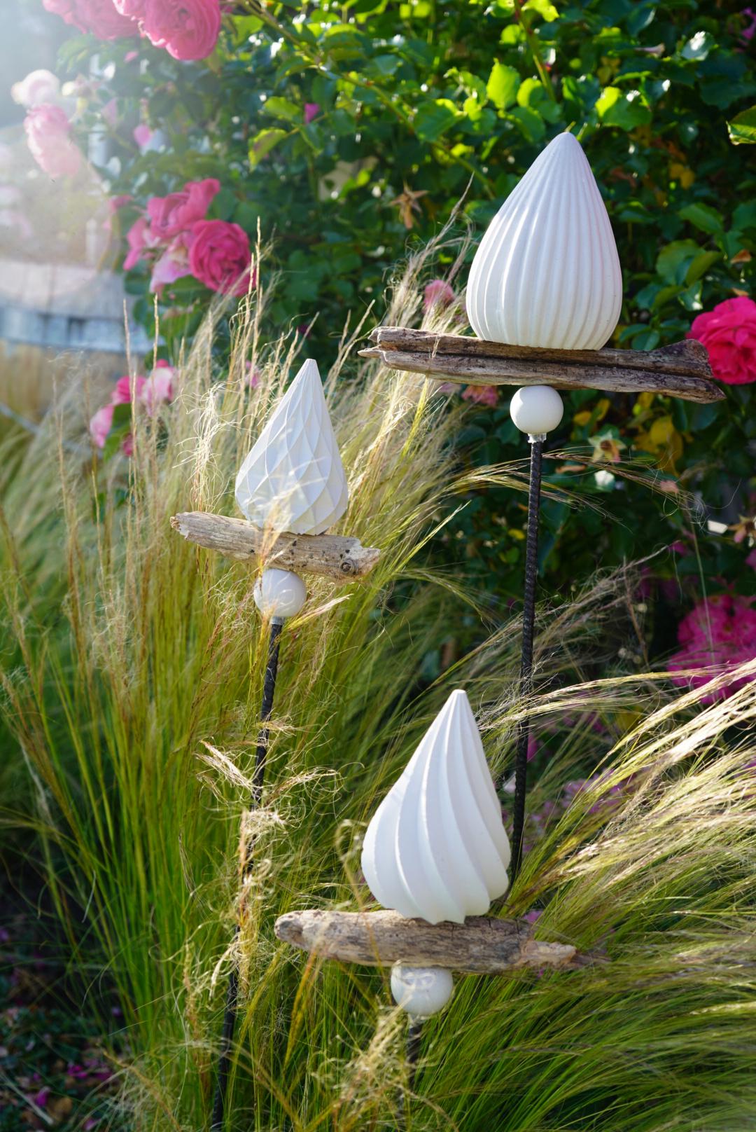 gemusterte Deko Spitze, Beton Kegel, Gartendeko, Kegel für den Garten MIT Holzstück, Gartenstecker, 100028