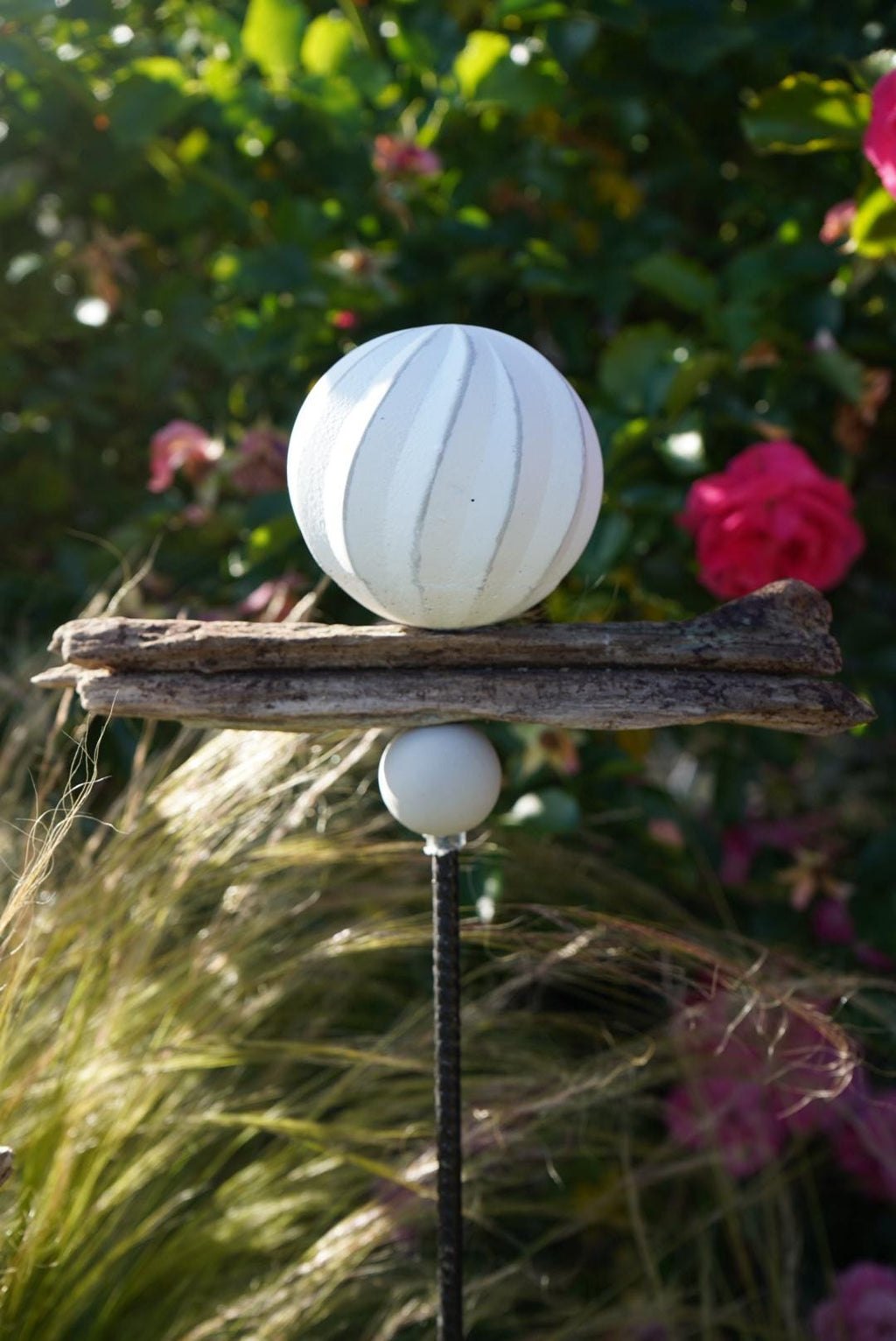 gemusterte Deko Kugel, Beton Kugel, Gartendeko, Kugel für den Garten MIT Holzstück und kleiner Kugel, Gartenstecker, shabby, hygge