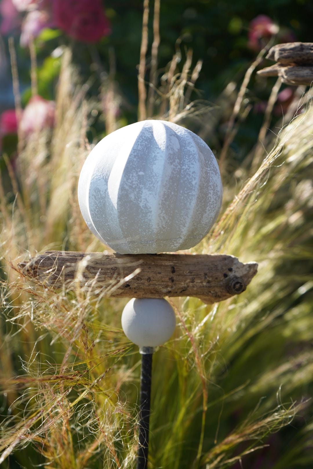 gemusterte Deko Kugel, Beton Kugel, Gartendeko, Kugel für den Garten MIT Holzstück und kleiner Kugel, Gartenstecker, shabby, hygge